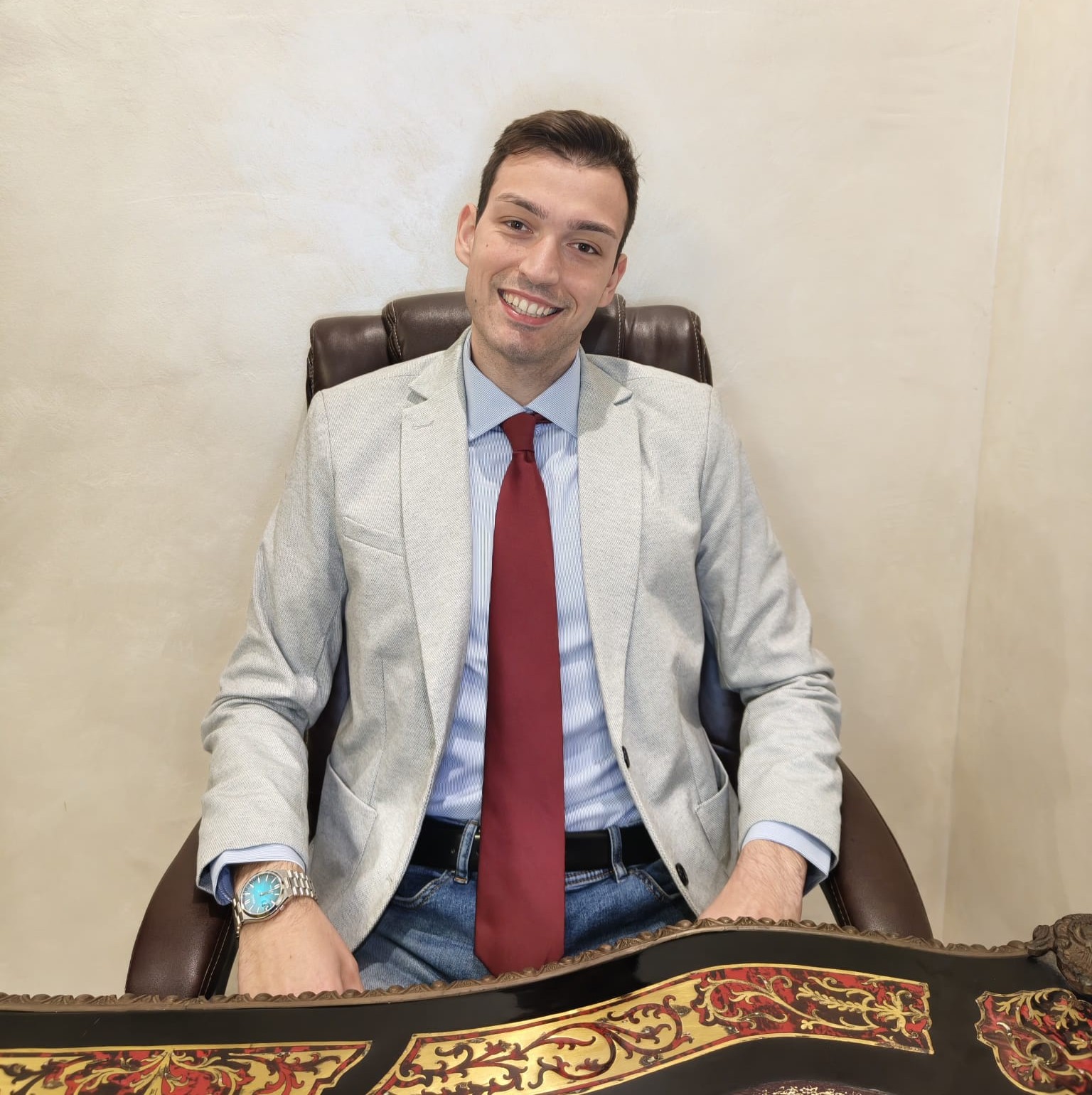 Valerio Tomassini al lavoro nello studio